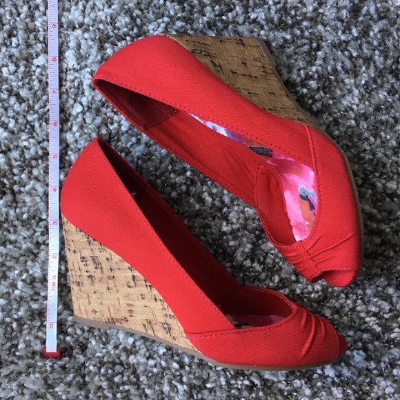 Rampage crimson red Kayson wedge heels sandals, 5.5 NWOT - Picture 3 of 10